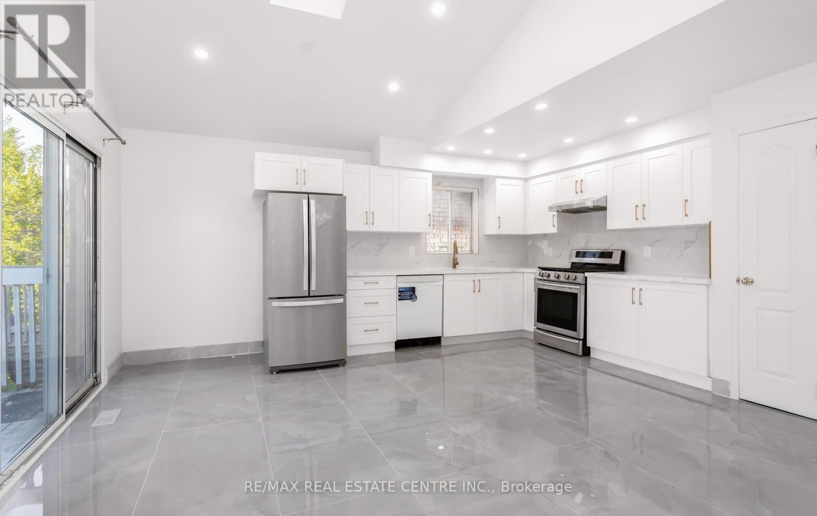 Upper - 2874 Gardenview Crescent, Mississauga, Ontario  L5M 5T4 - Photo 21 - W13839268