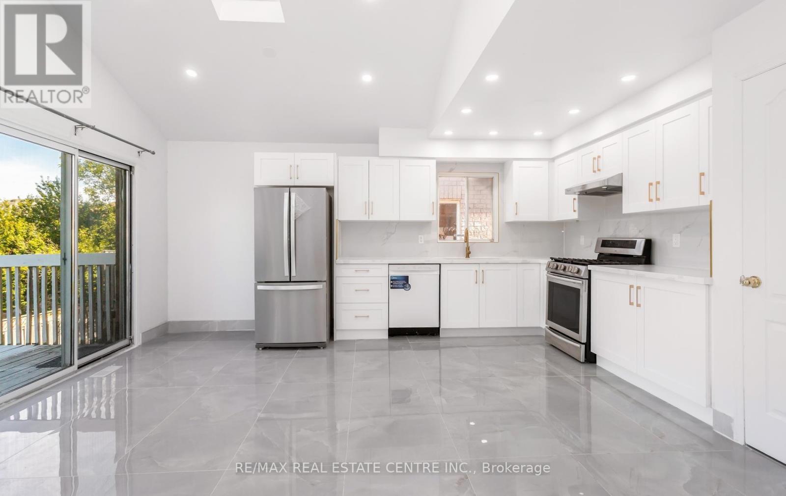 Upper - 2874 Gardenview Crescent, Mississauga, Ontario  L5M 5T4 - Photo 23 - W13839268