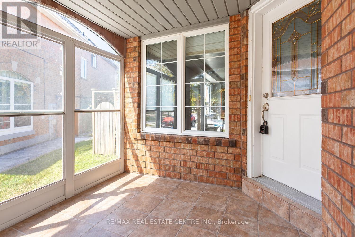 Upper - 2874 Gardenview Crescent, Mississauga, Ontario  L5M 5T4 - Photo 4 - W13839268
