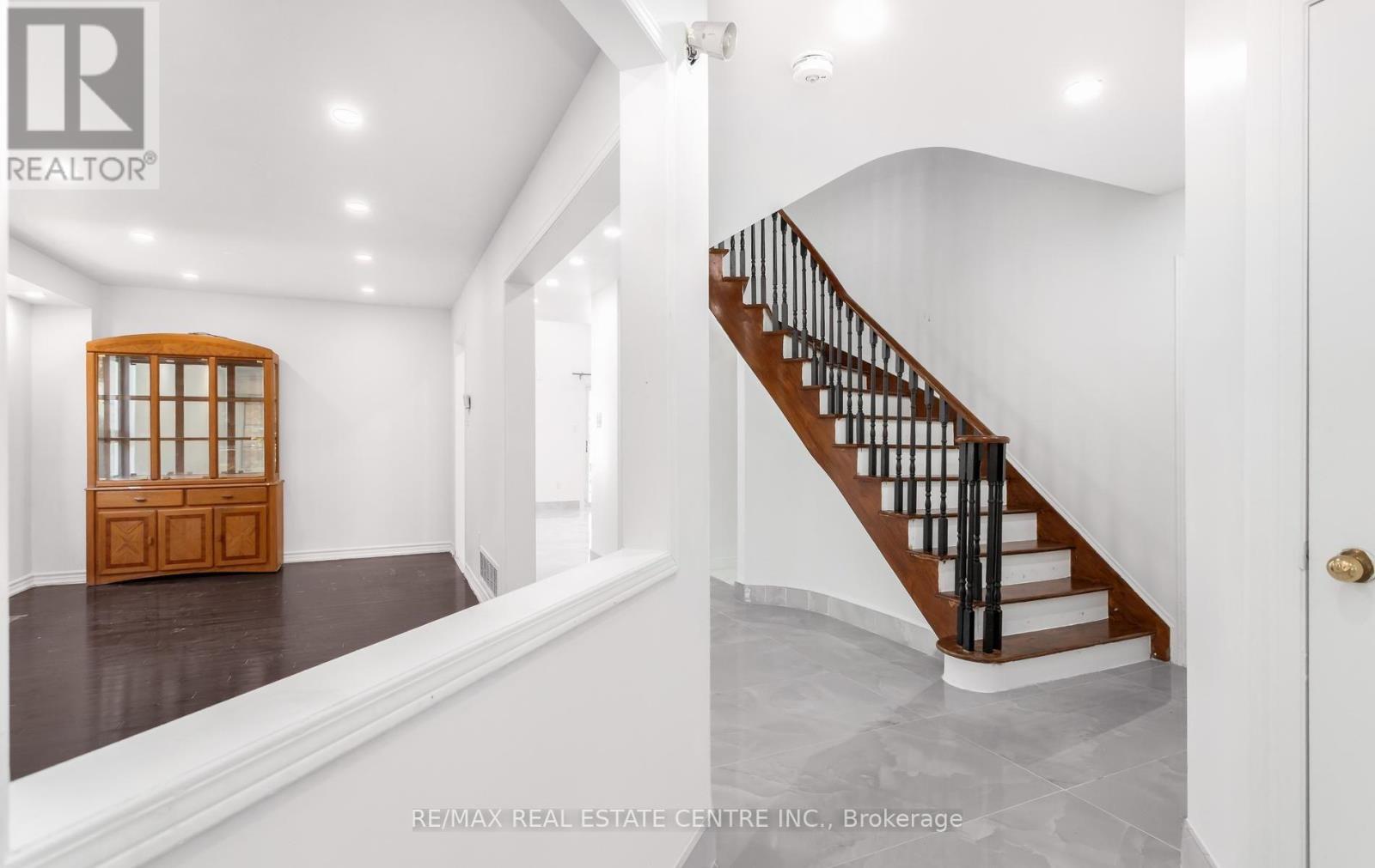Upper - 2874 Gardenview Crescent, Mississauga, Ontario  L5M 5T4 - Photo 5 - W13839268