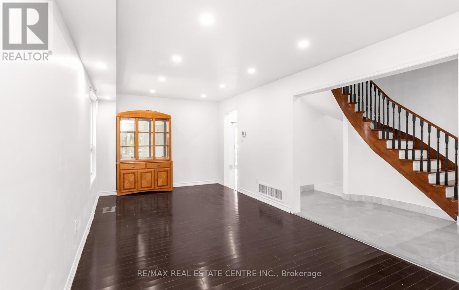 Upper - 2874 Gardenview Crescent, Mississauga, Ontario  L5M 5T4 - Photo 7 - W13839268