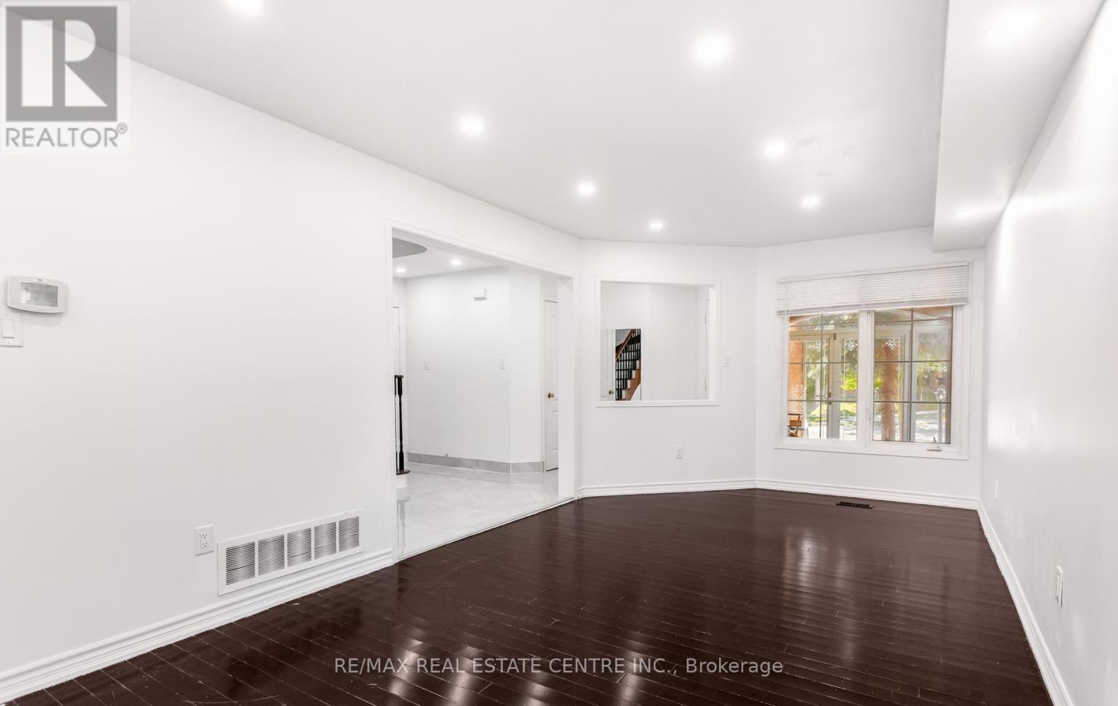 Upper - 2874 Gardenview Crescent, Mississauga, Ontario  L5M 5T4 - Photo 9 - W13839268