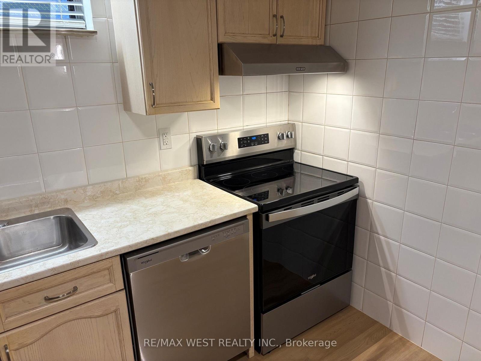 23 Sellmar Road, Toronto, Ontario  M9P 3E4 - Photo 5 - W13837376