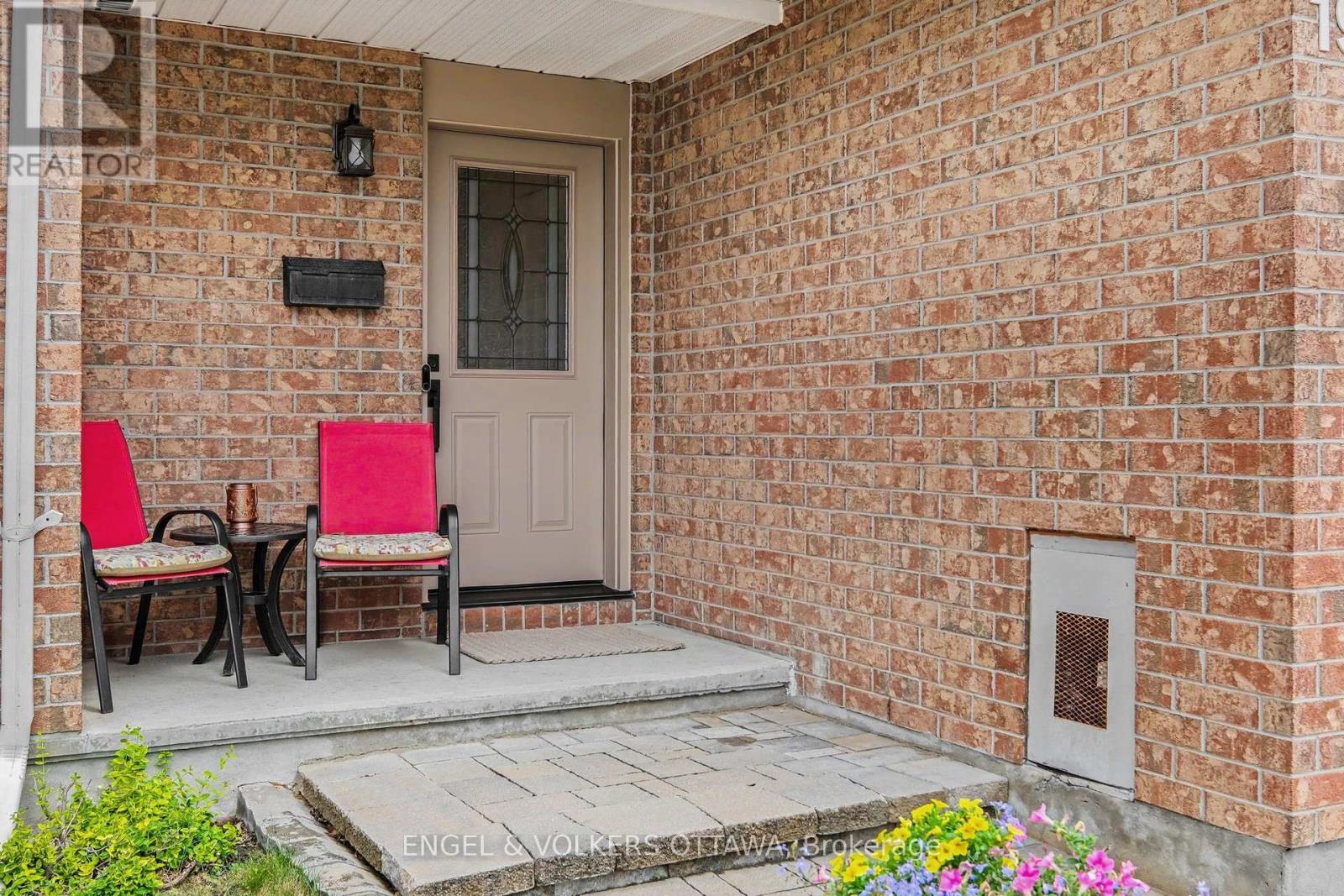 19 Riverbank Court, Ottawa, Ontario  K2S 1V7 - Photo 3 - X13484192