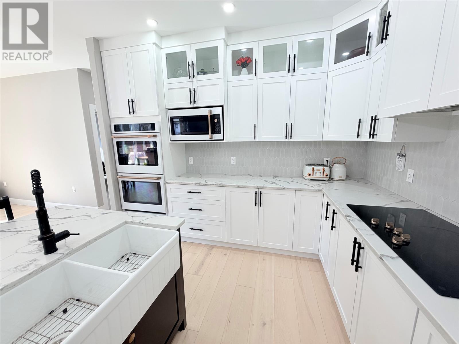 17 Murdoch Avenue photo 4