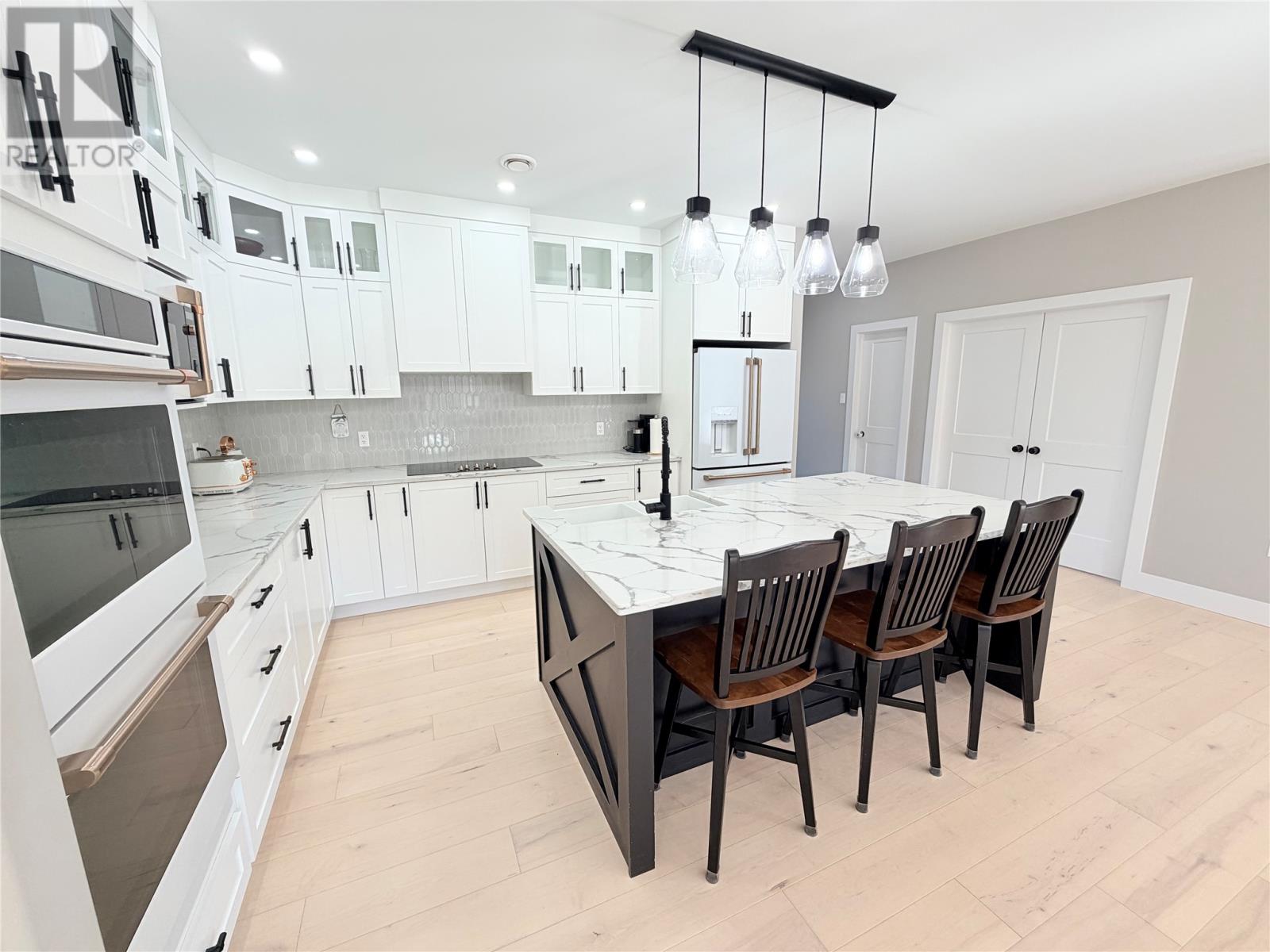 17 Murdoch Avenue photo 5