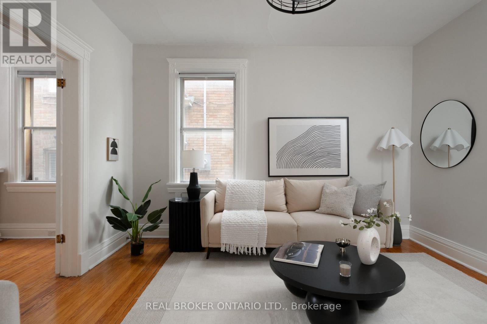 33 Atlas Avenue, Toronto (Humewood-Cedarvale), Ontario  M6C 3N8 - Photo 4 - C13839452