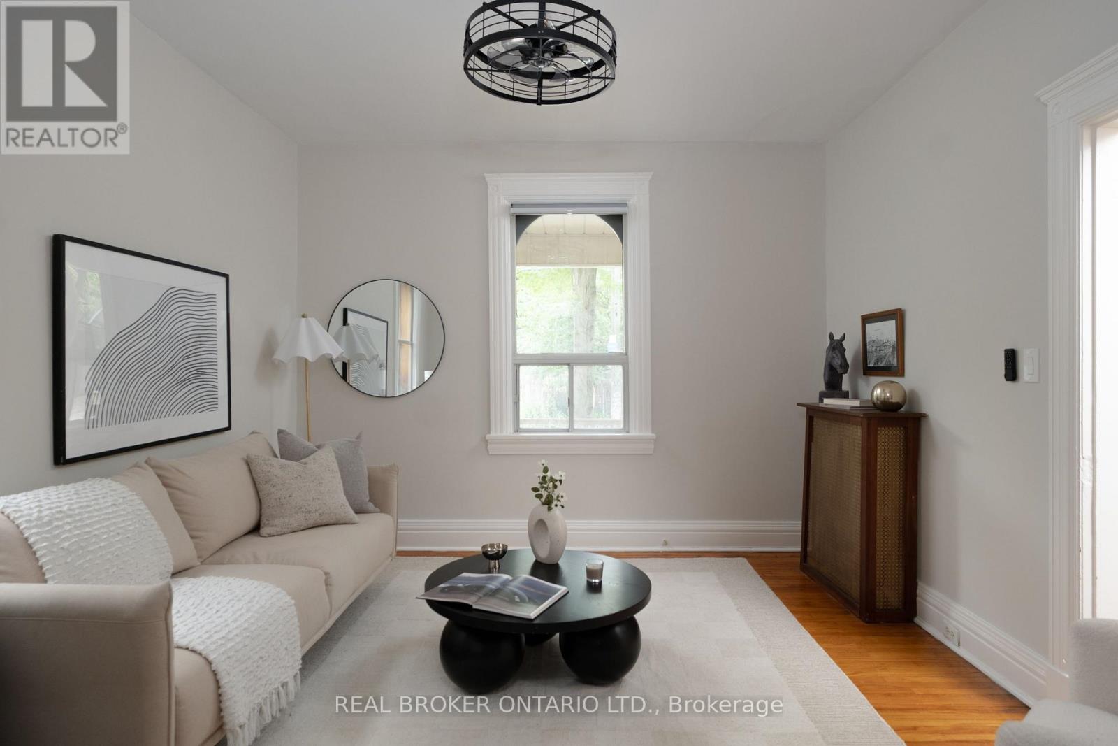 33 Atlas Avenue, Toronto (Humewood-Cedarvale), Ontario  M6C 3N8 - Photo 5 - C13839452