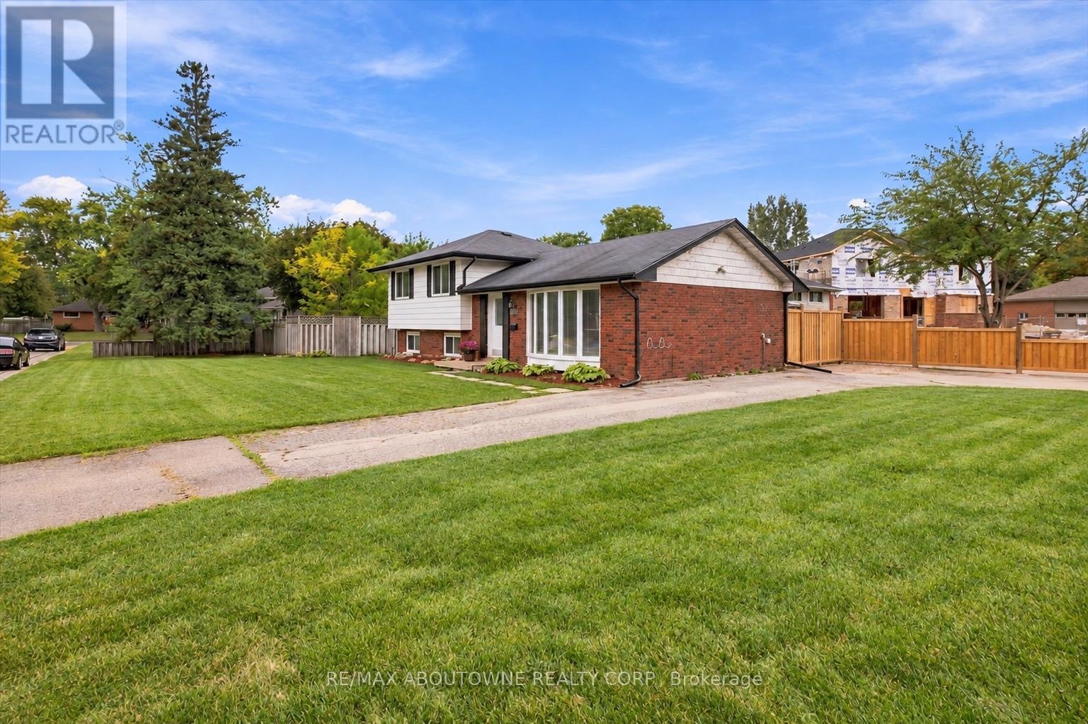 340 Duncombe Drive, Burlington, Ontario  L7L 4M1 - Photo 38 - W13839578