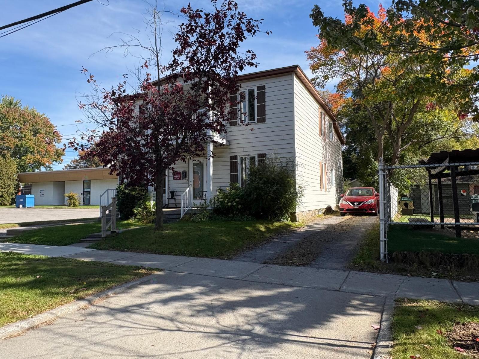 205-207 Rue Marguerite-Bourgeoys Joliette Quebec Canada J6E6K2 2