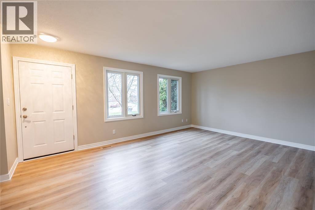 900 Everest Court, Sarnia, Ontario  N7T 7T6 - Photo 4 - 26023110