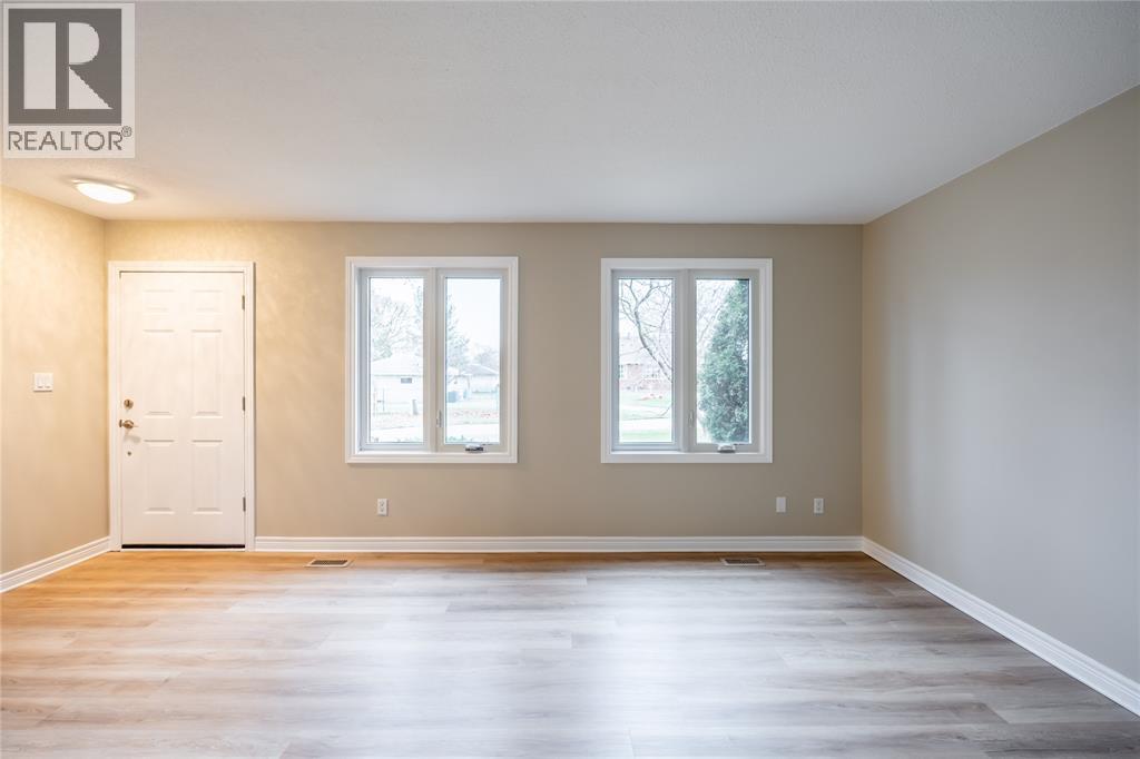 900 Everest Court, Sarnia, Ontario  N7T 7T6 - Photo 5 - 26023110