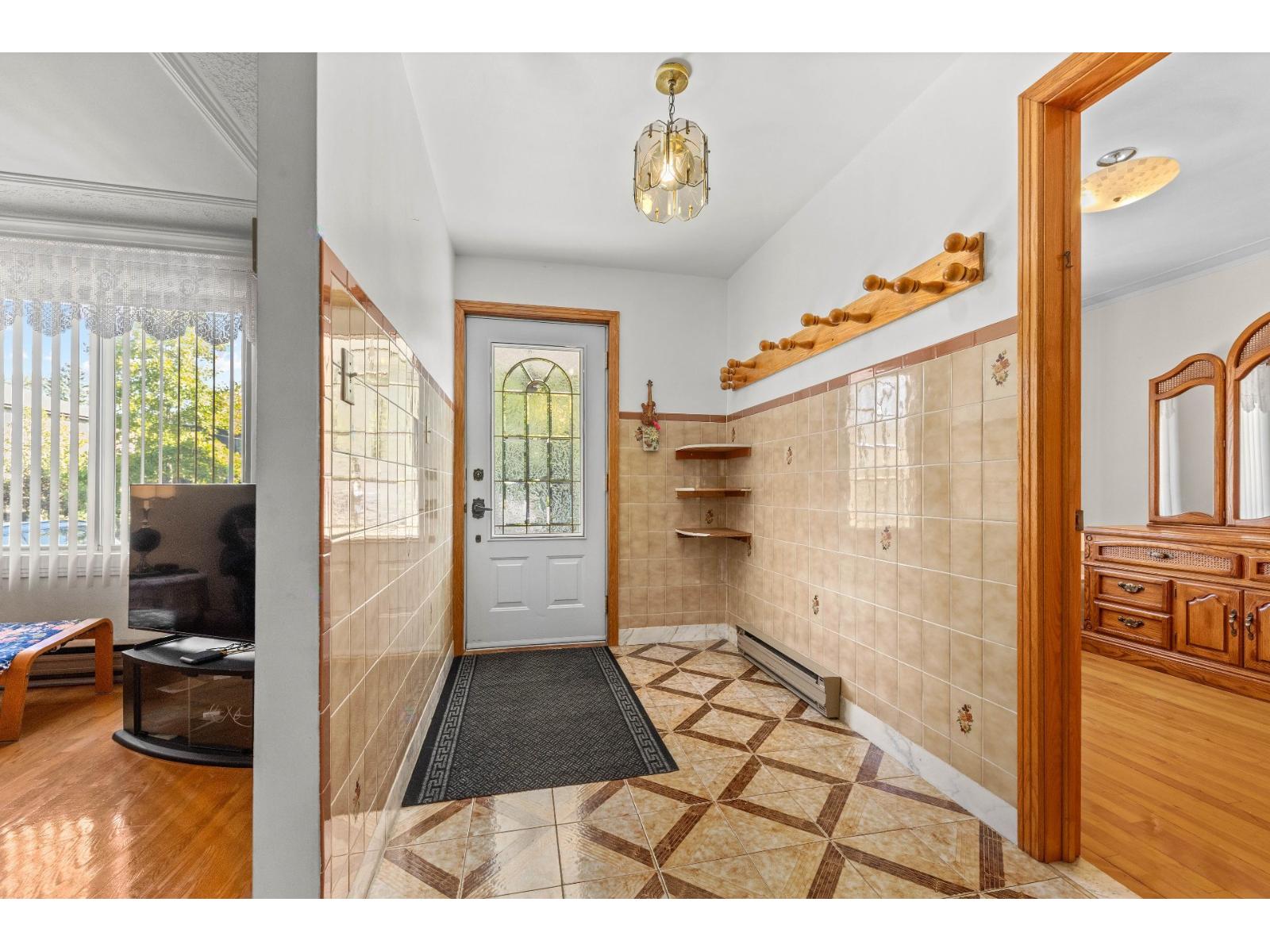 10656 Av. LeBlanc Montréal (Montréal-Nord) Quebec Canada H1H5C3 4