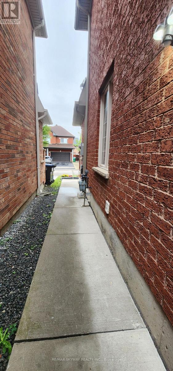 68 Cobblehill Crescent, Brampton, Ontario  L6P 2M4 - Photo 2 - W13746148
