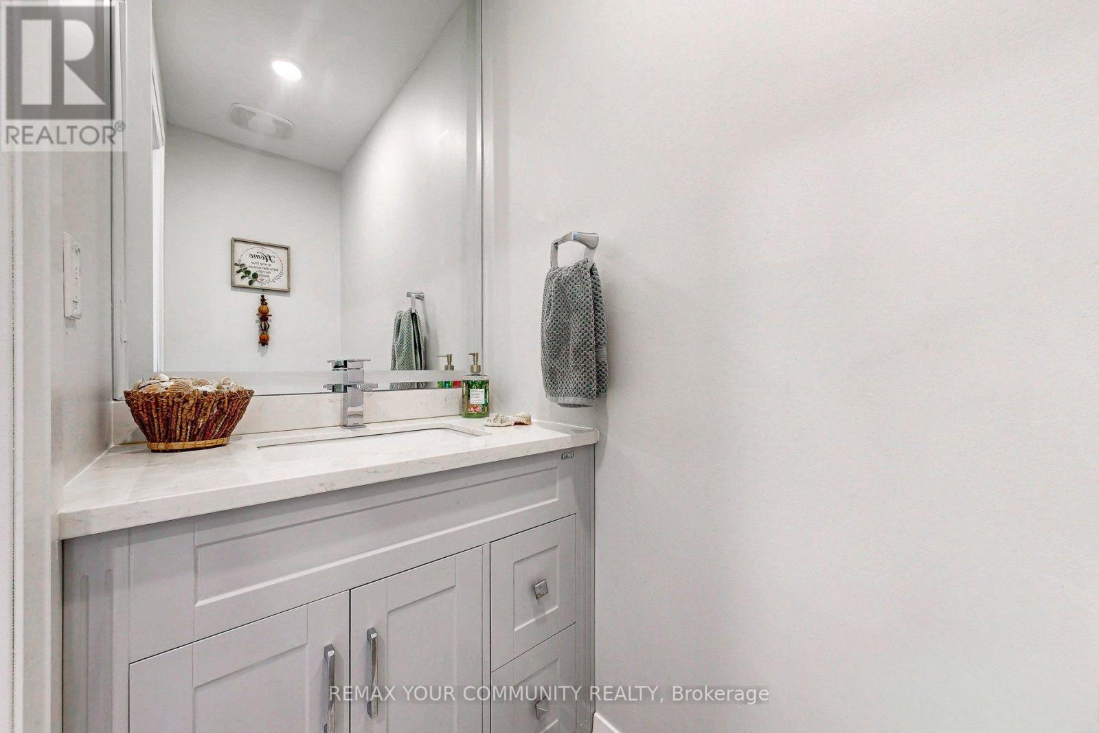 64 Mugford Road, Aurora, Ontario  L4G 7H5 - Photo 5 - N13839122