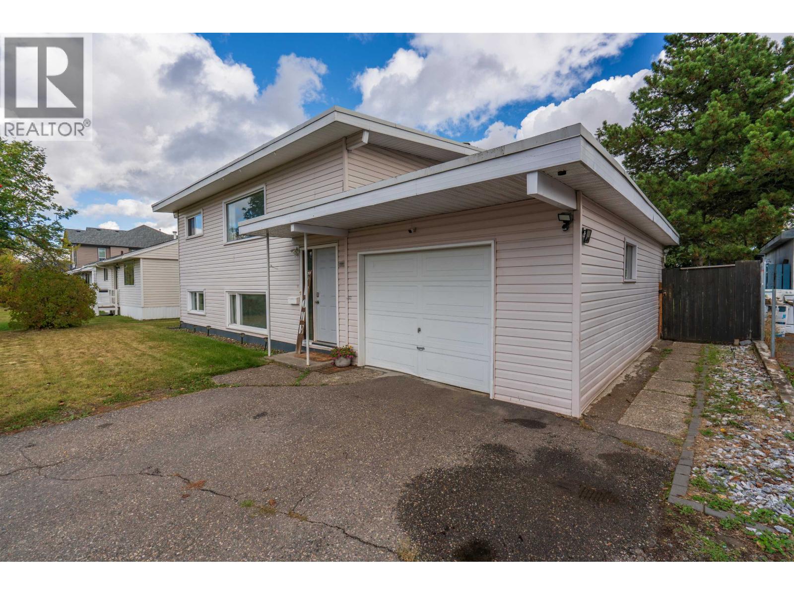 894 Irwin Street, Prince George, British Columbia  V2M 2X9 - Photo 2 - R3170430