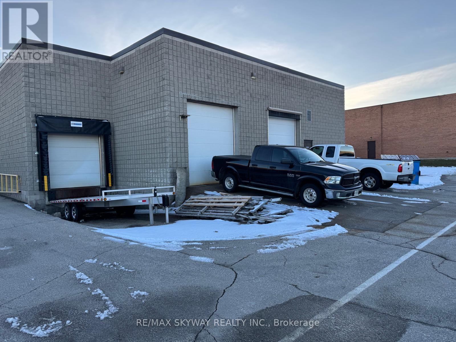 5 Automatic Road, Brampton, Ontario  L6S 4K6 - Photo 4 - W12887812