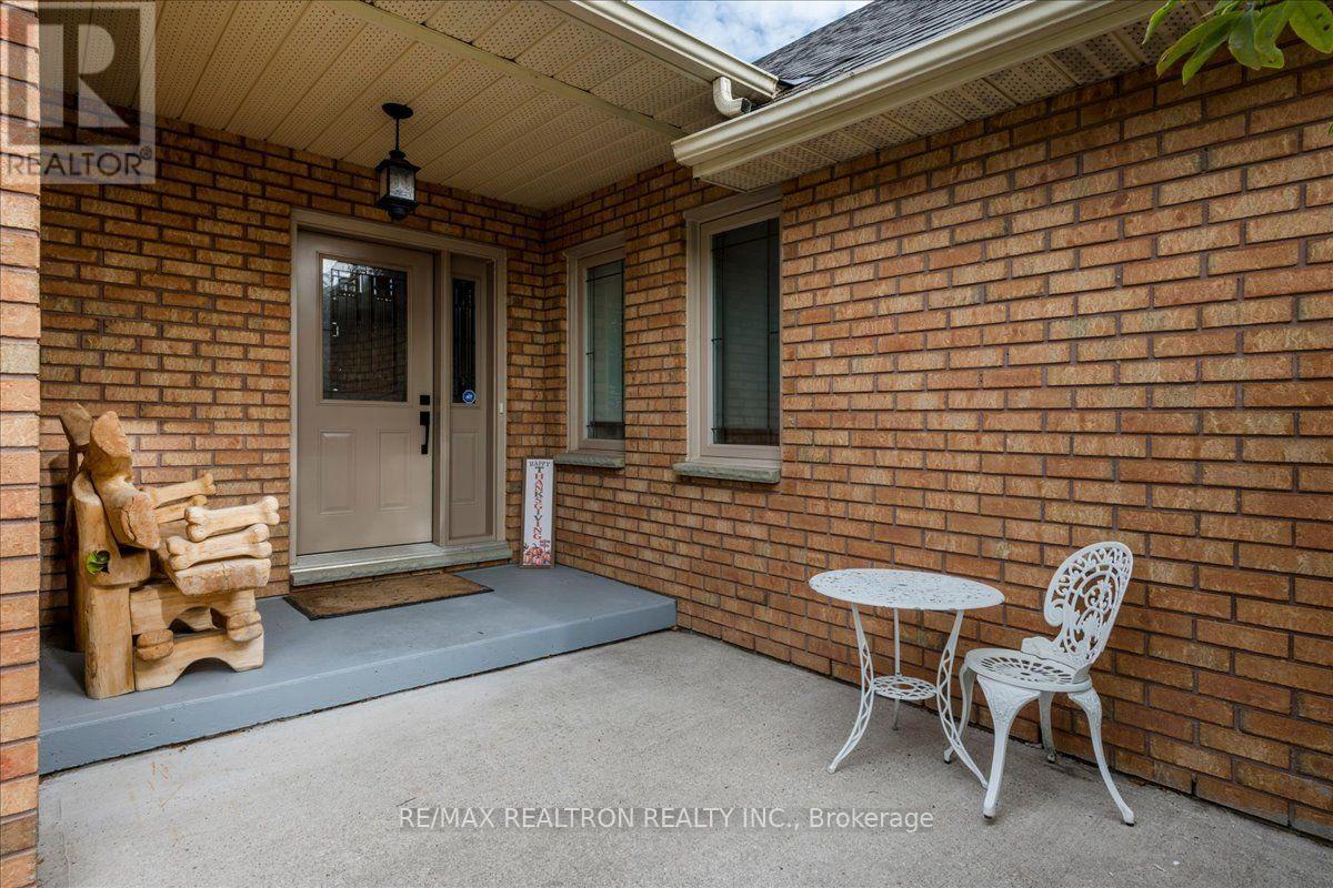 34 Howard Drive, Oro-Medonte, Ontario  L0L 2E0 - Photo 3 - S13840094