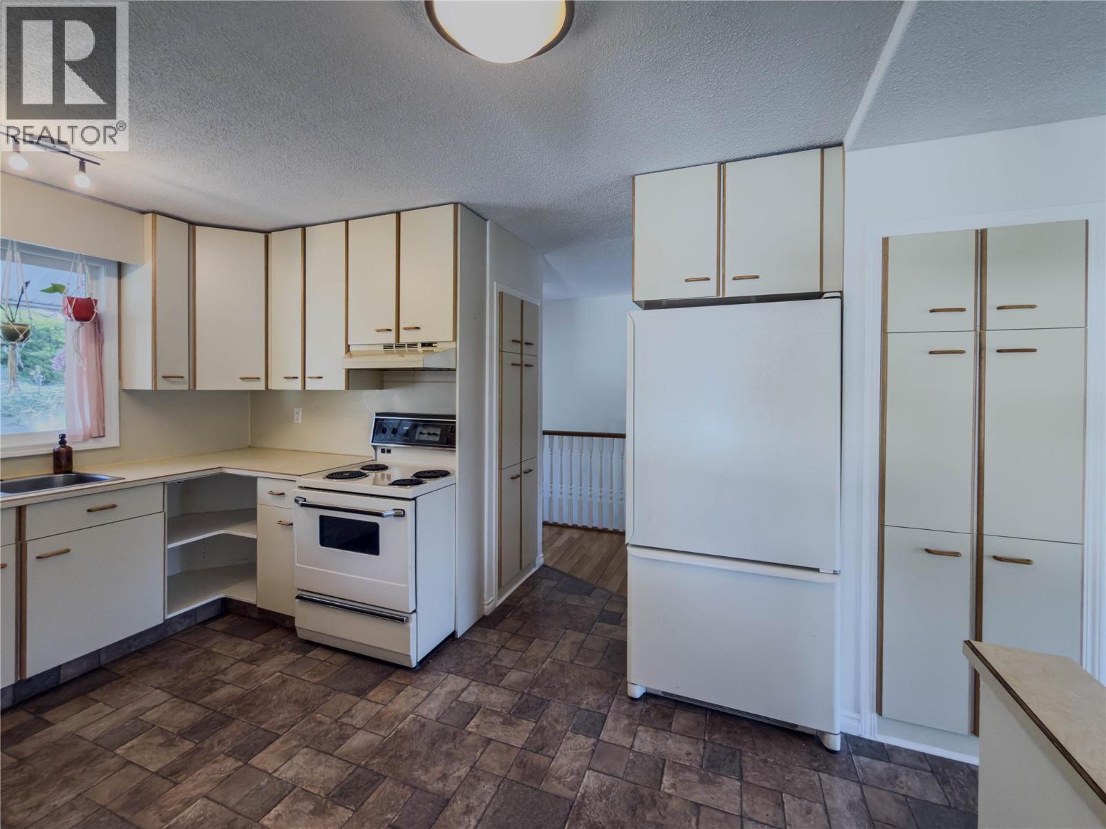 1595 Mt Dufferin Avenue, Kamloops, British Columbia  V2E 1A8 - Photo 5 - 10402062