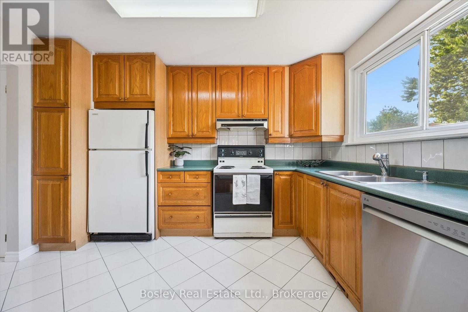 103 Folkstone Crescent, Brampton, Ontario L6T 3M4 - Photo 12 - W13840168