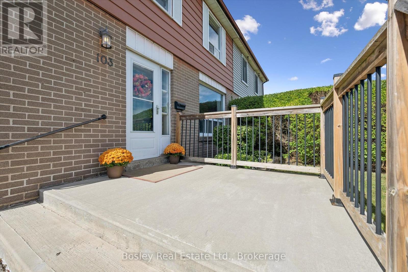 103 Folkstone Crescent, Brampton, Ontario L6T 3M4 - Photo 4 - W13840168