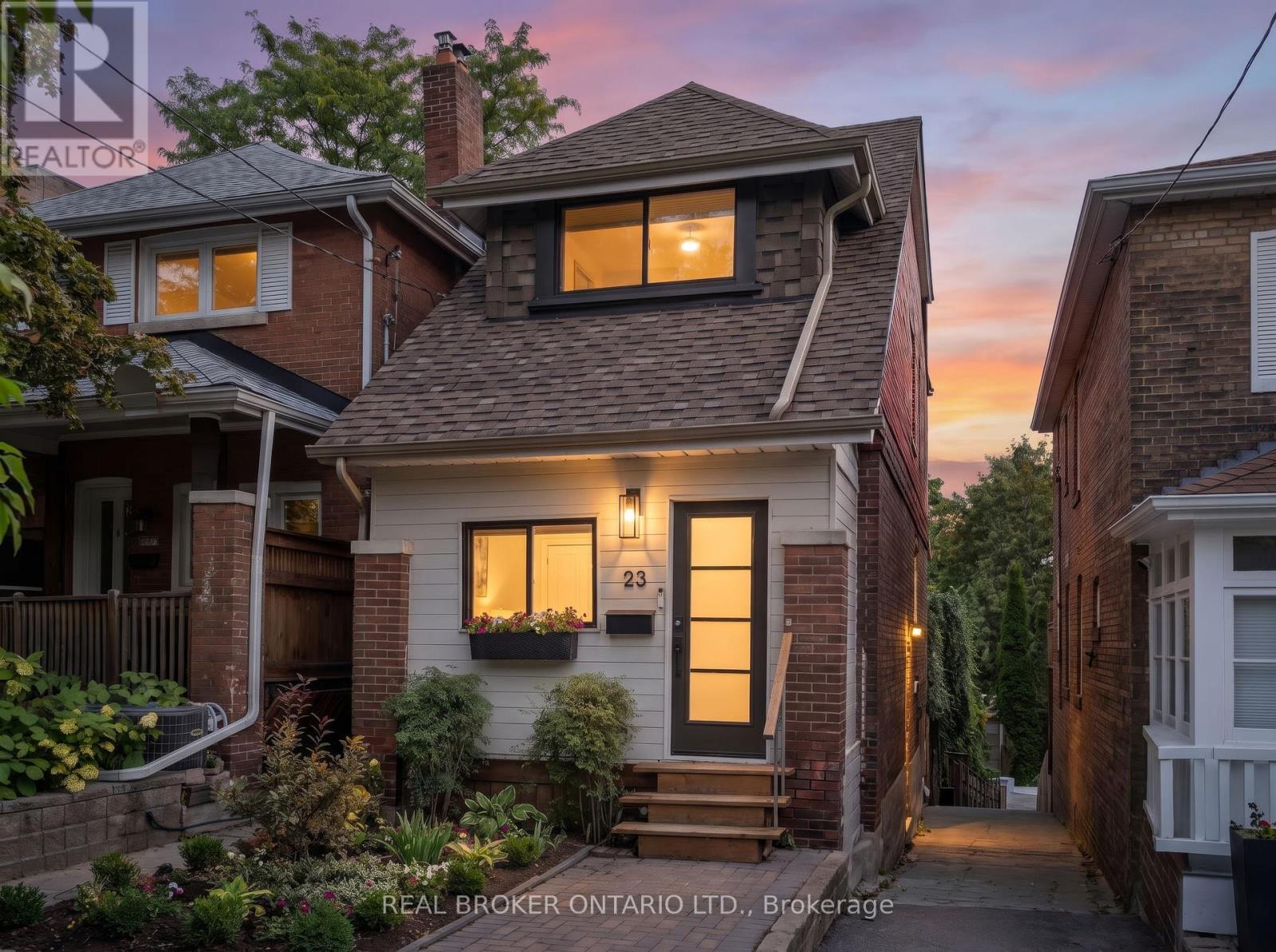 23 Aldridge Avenue, Toronto, Ontario  M4C 3W3 - Photo 4 - E13840202