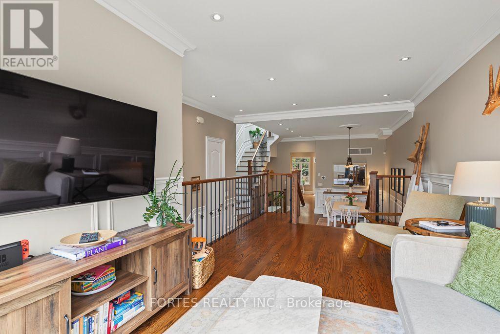 154 Holborne Avenue, Toronto, Ontario  M4C 2R6 - Photo 10 - E13840262