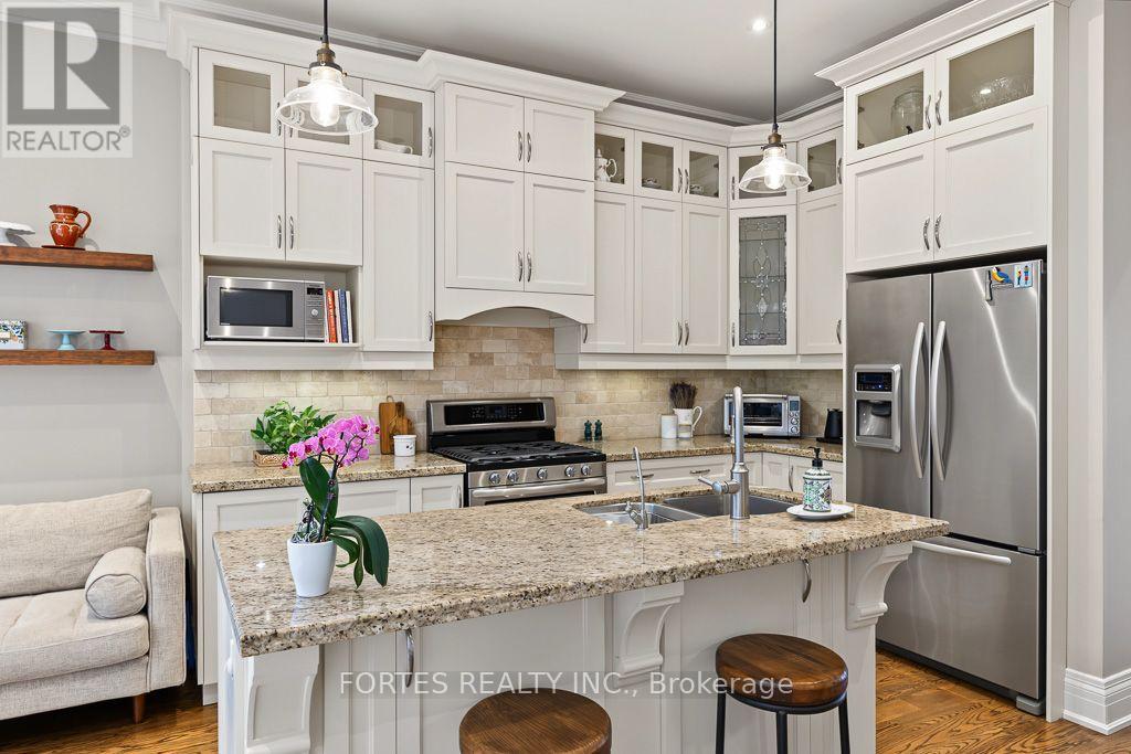 154 Holborne Avenue, Toronto, Ontario  M4C 2R6 - Photo 15 - E13840262