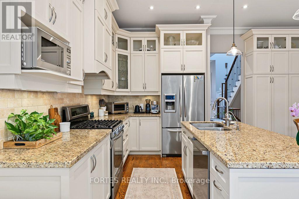 154 Holborne Avenue, Toronto, Ontario  M4C 2R6 - Photo 16 - E13840262