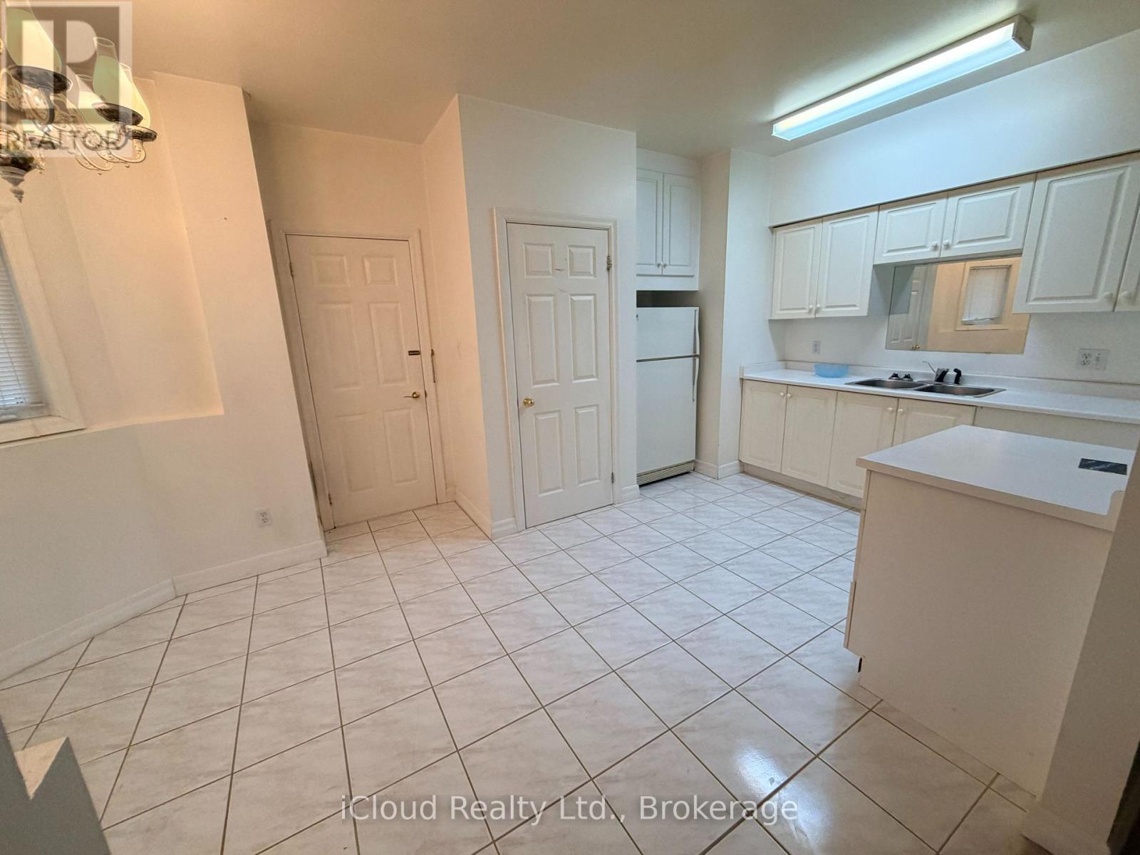 176 Wyndham Street, Mississauga, Ontario  L5M 1N5 - Photo 26 - W13840132