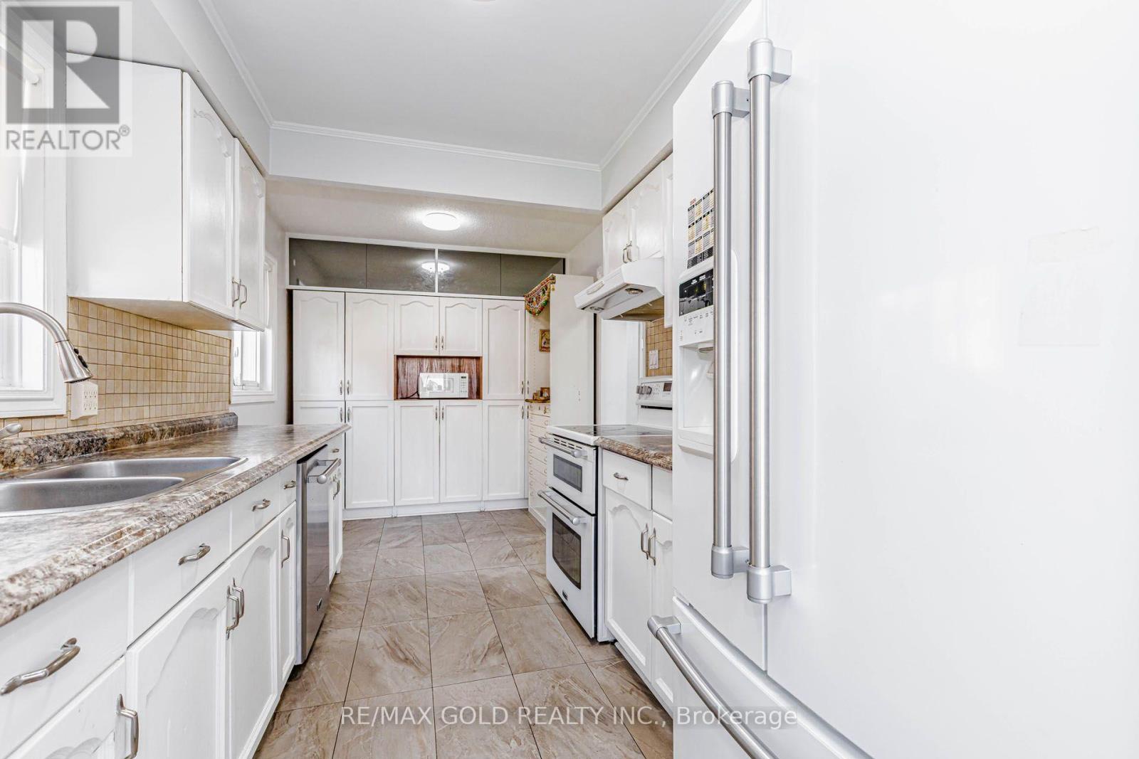 240 Simmons Boulevard, Brampton, Ontario  L6V 3Y1 - Photo 10 - W13840194