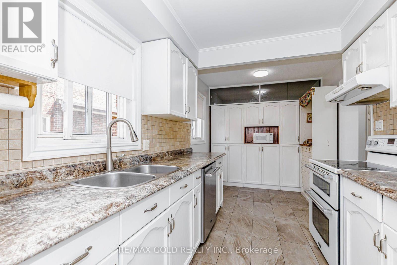 240 Simmons Boulevard, Brampton, Ontario  L6V 3Y1 - Photo 11 - W13840194