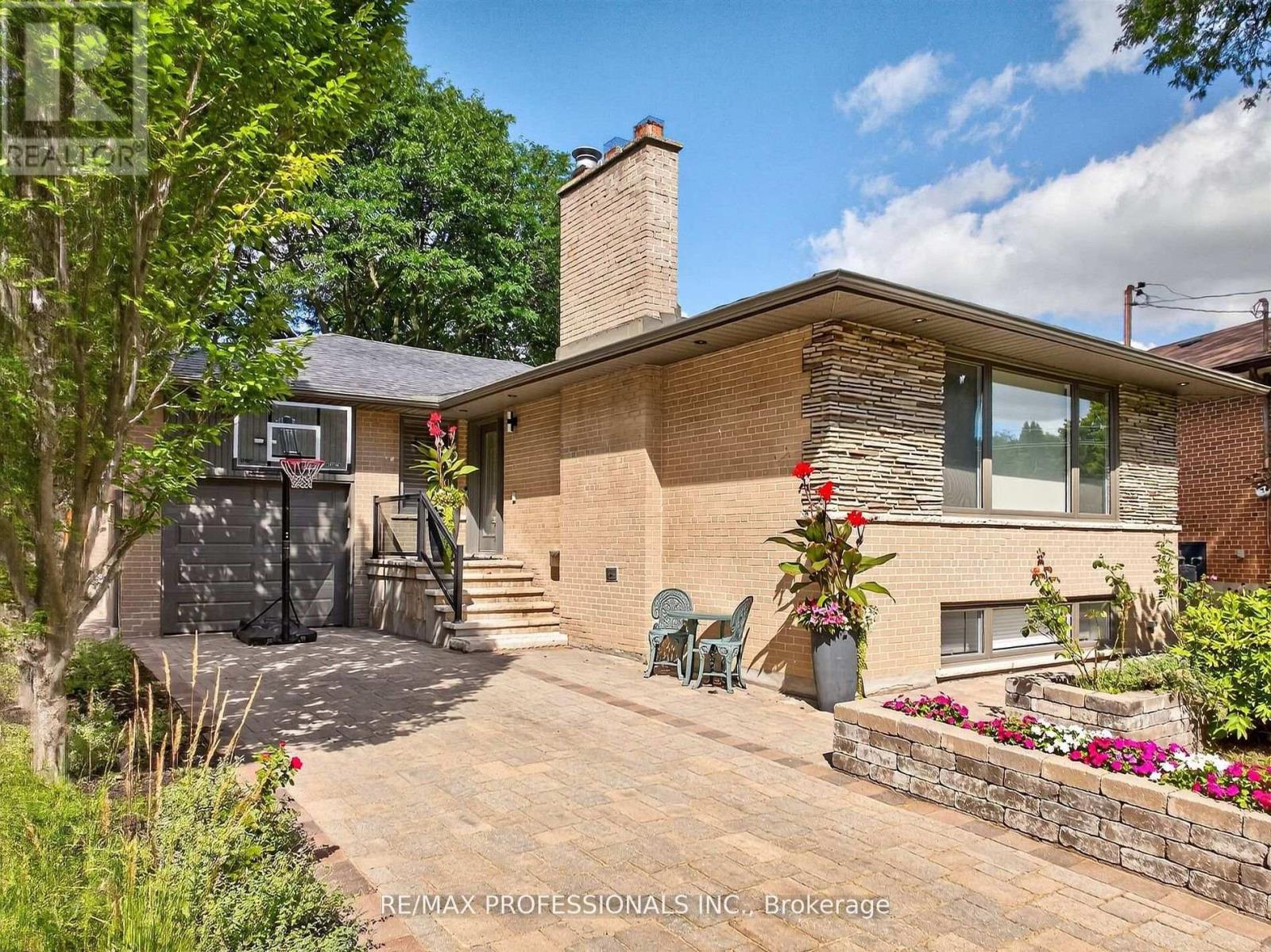 57 Merrygale Crescent, Toronto, Ontario  M9B 5N9 - Photo 5 - W13840236