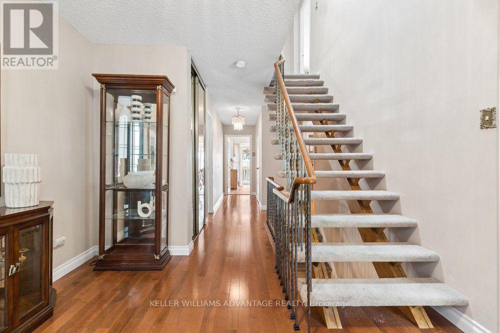2192 Castlestone Court, Mississauga, Ontario  L5B 1Y1 - Photo 3 - W13840370