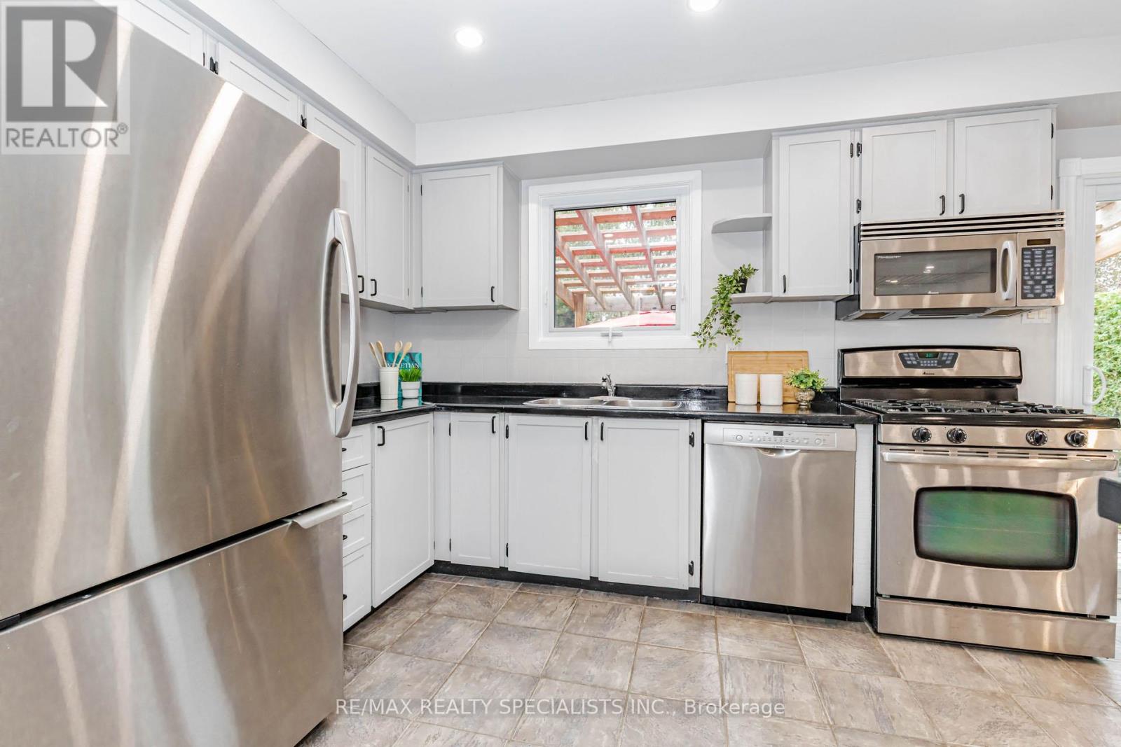 6317 Martel Court, Mississauga, Ontario  L5N 3H6 - Photo 13 - W13836250