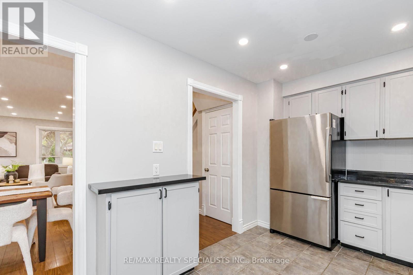 6317 Martel Court, Mississauga, Ontario  L5N 3H6 - Photo 15 - W13836250