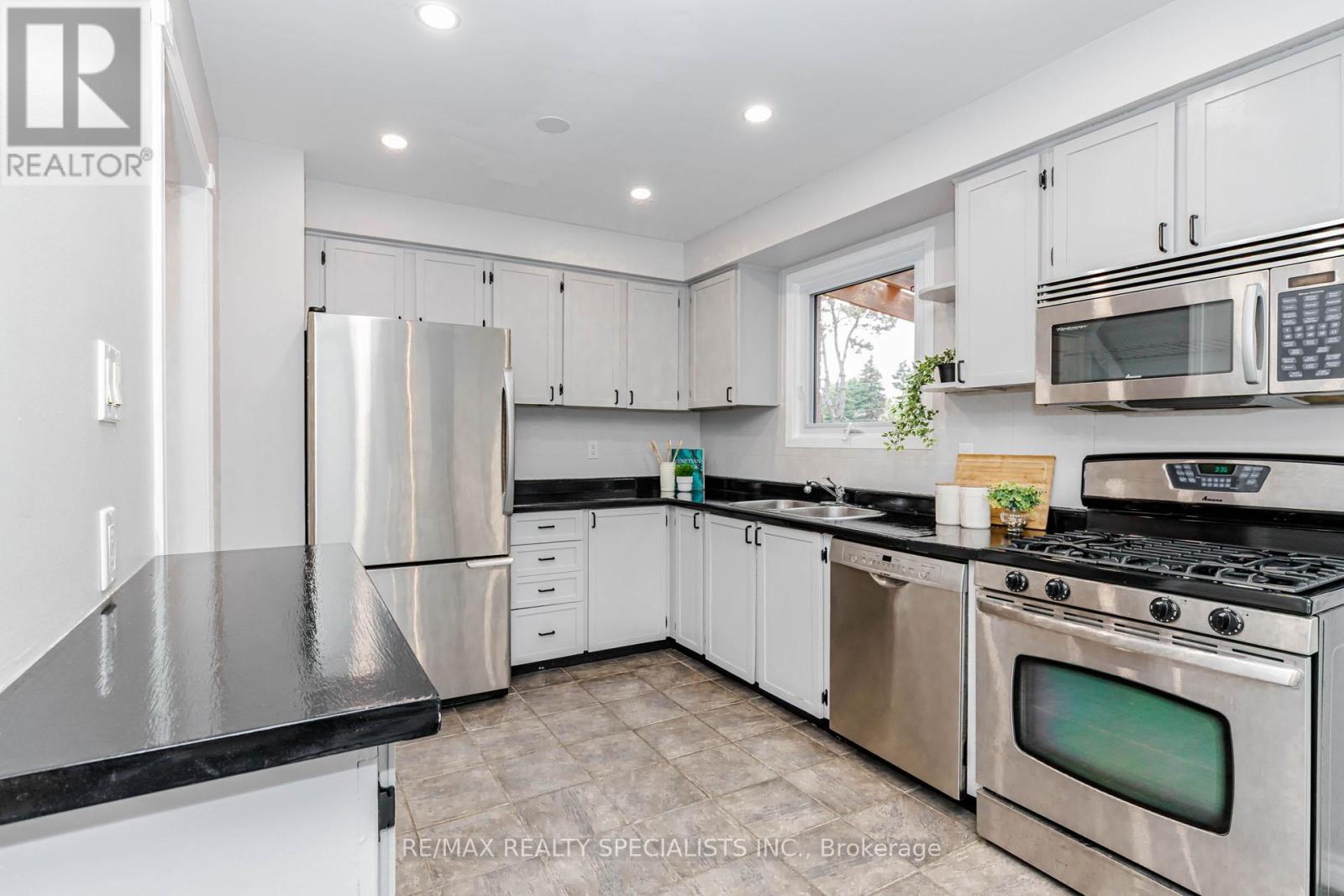 6317 Martel Court, Mississauga, Ontario  L5N 3H6 - Photo 14 - W13836250