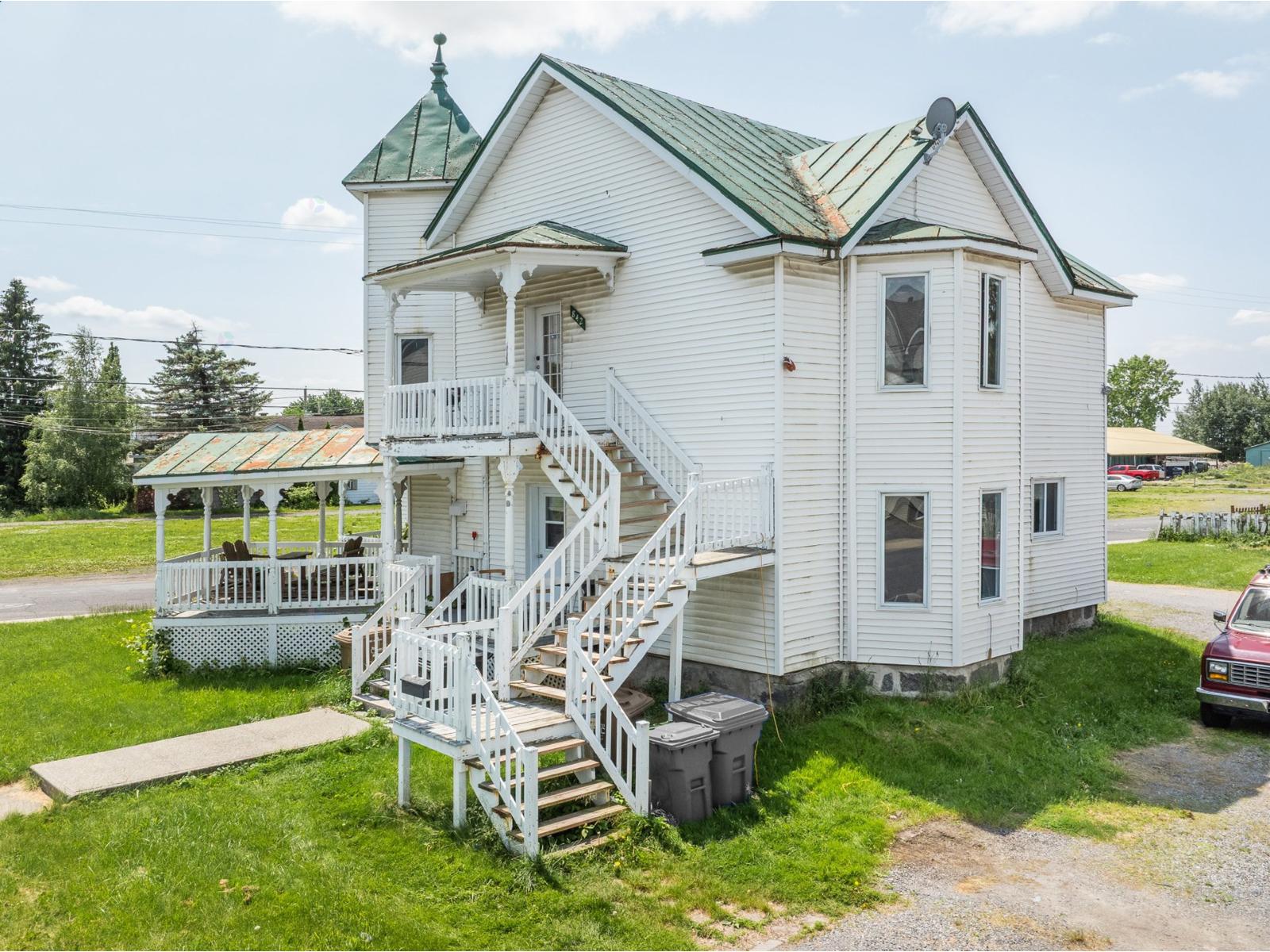 838-842 Rue St-Charles Marieville Quebec Canada J3M1H9 3