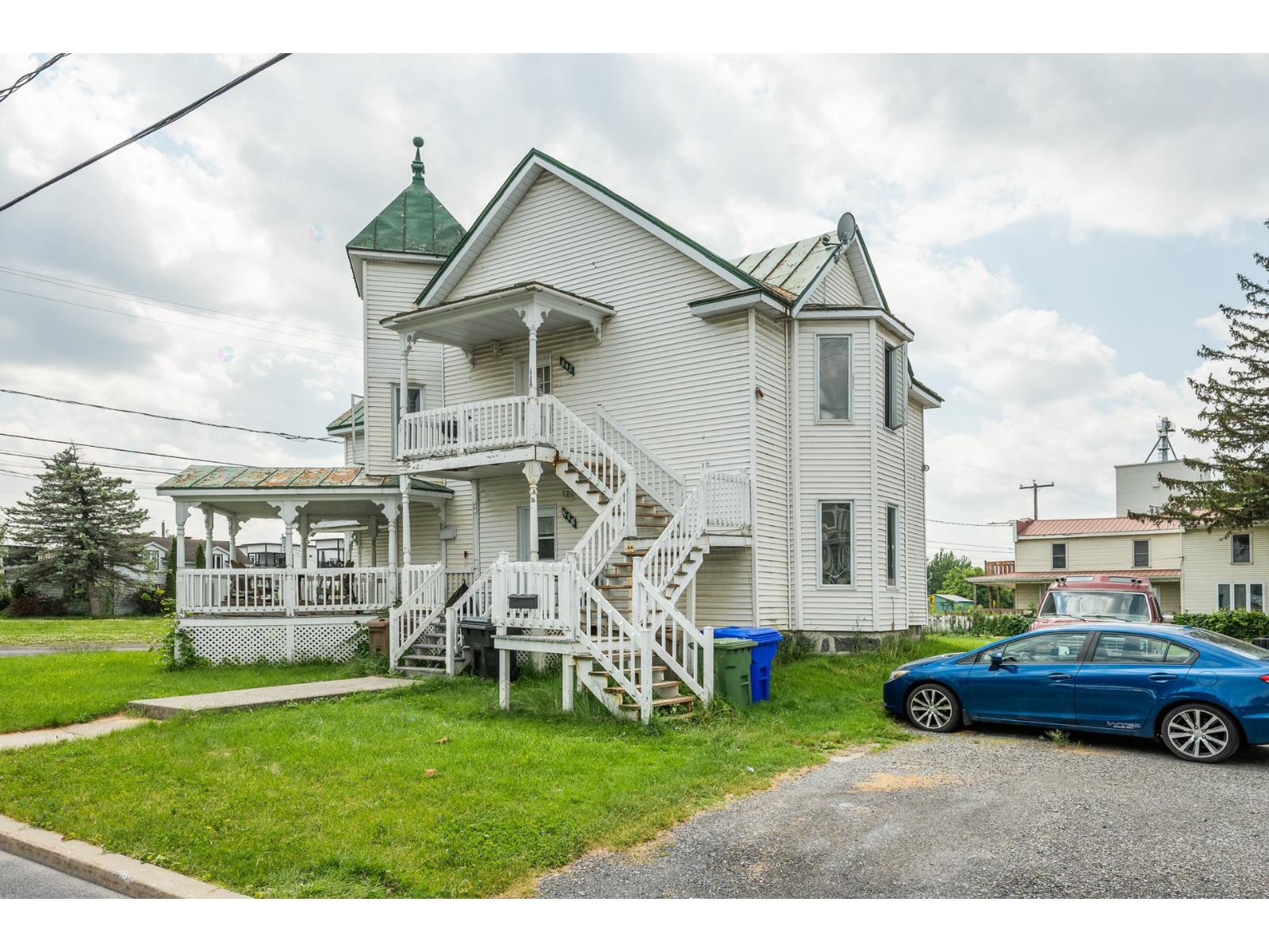 838-842 Rue St-Charles Marieville Quebec Canada J3M1H9 4
