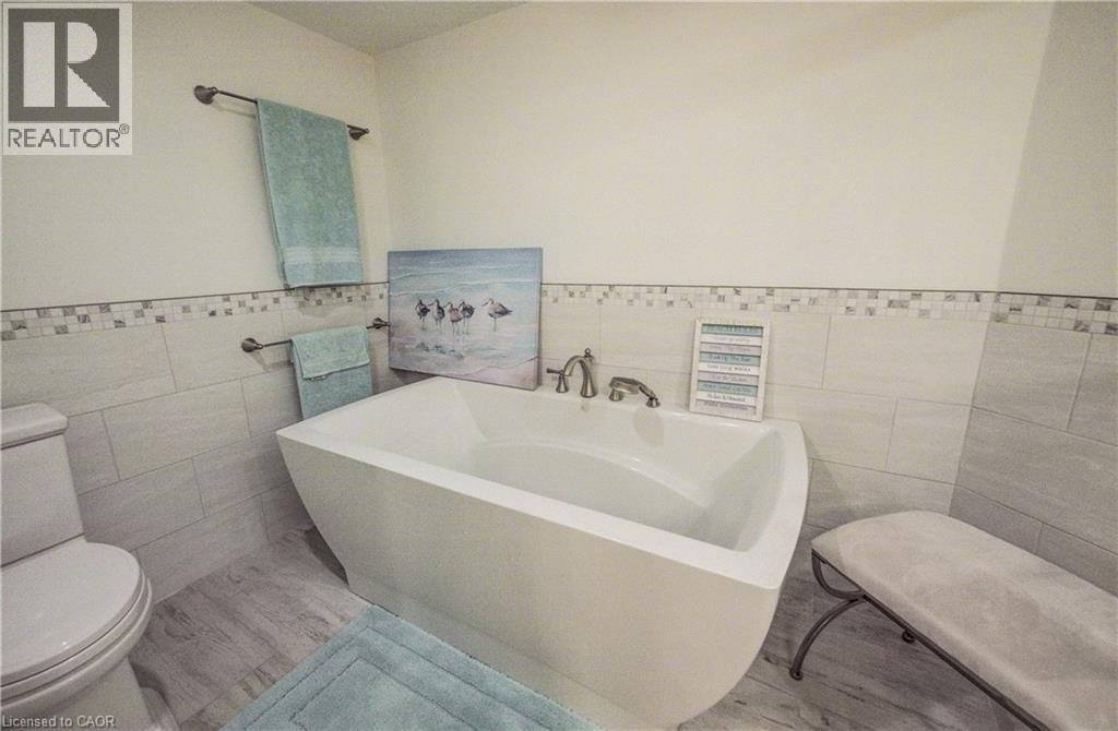 9 Pine Street Unit# 102, Grand Bend, Ontario  N0M 1T0 - Photo 32 - 40843943