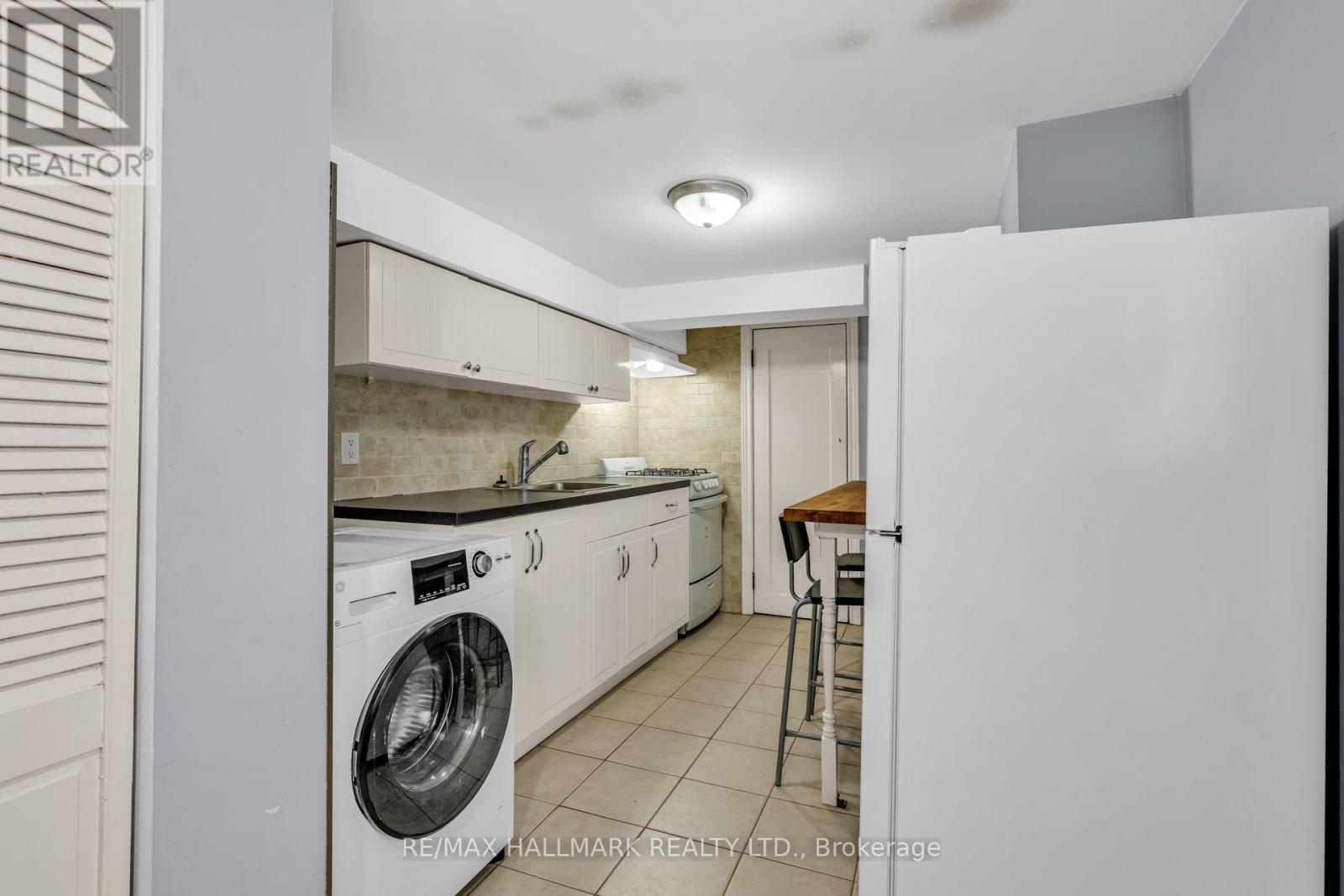 65 Kirknewton Road, Toronto, Ontario  M6E 3X9 - Photo 14 - W13840476