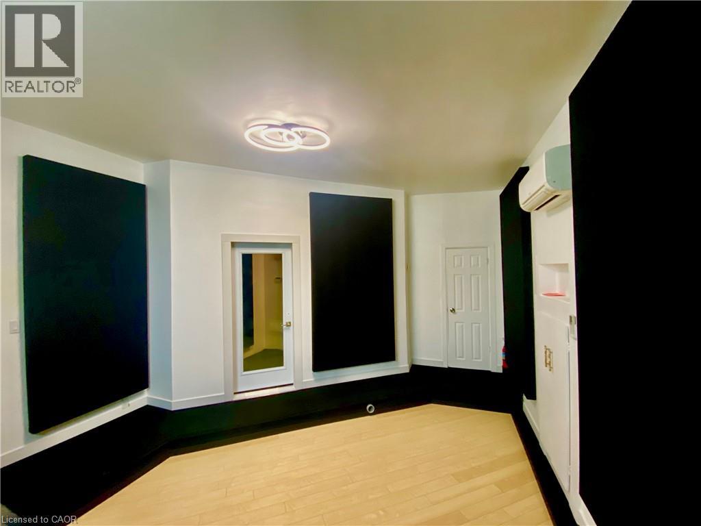 33 VILLIERS Street, Toronto, Ontario