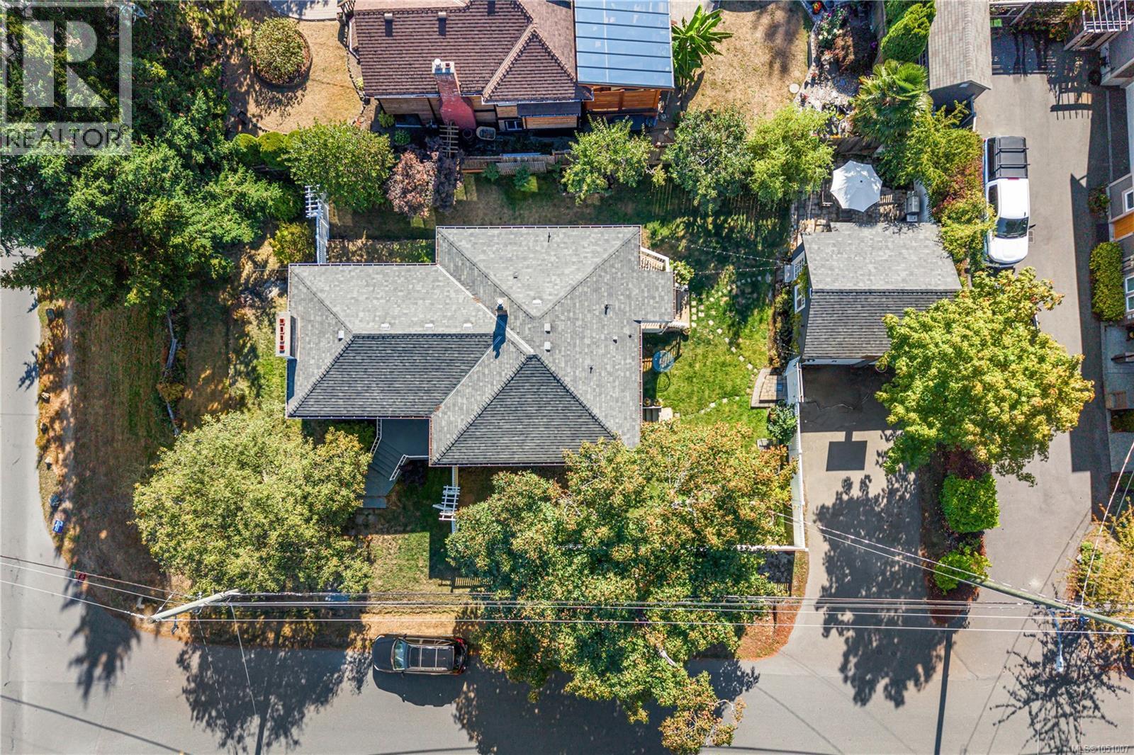 741 Cowper St