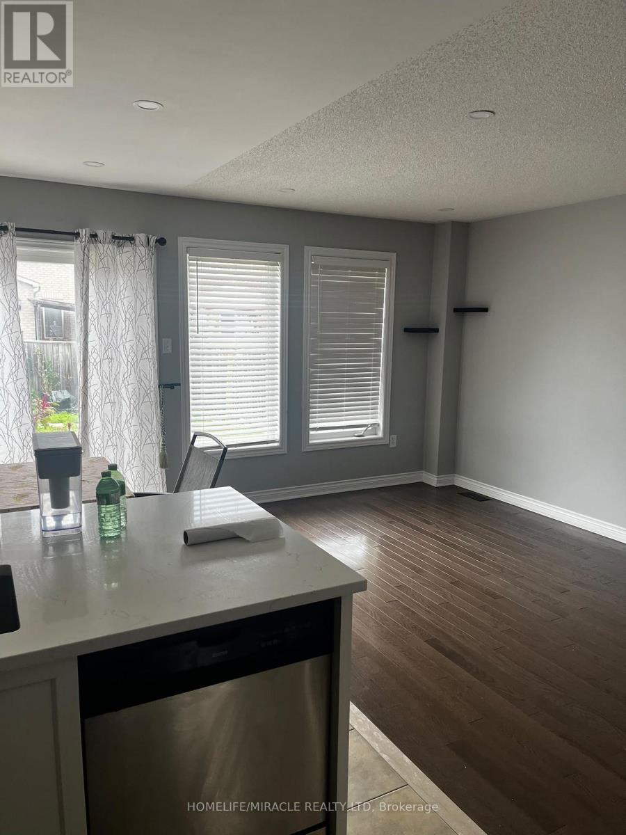 12 Gateway Court, Whitby, Ontario  L1R 3M9 - Photo 3 - E13840678