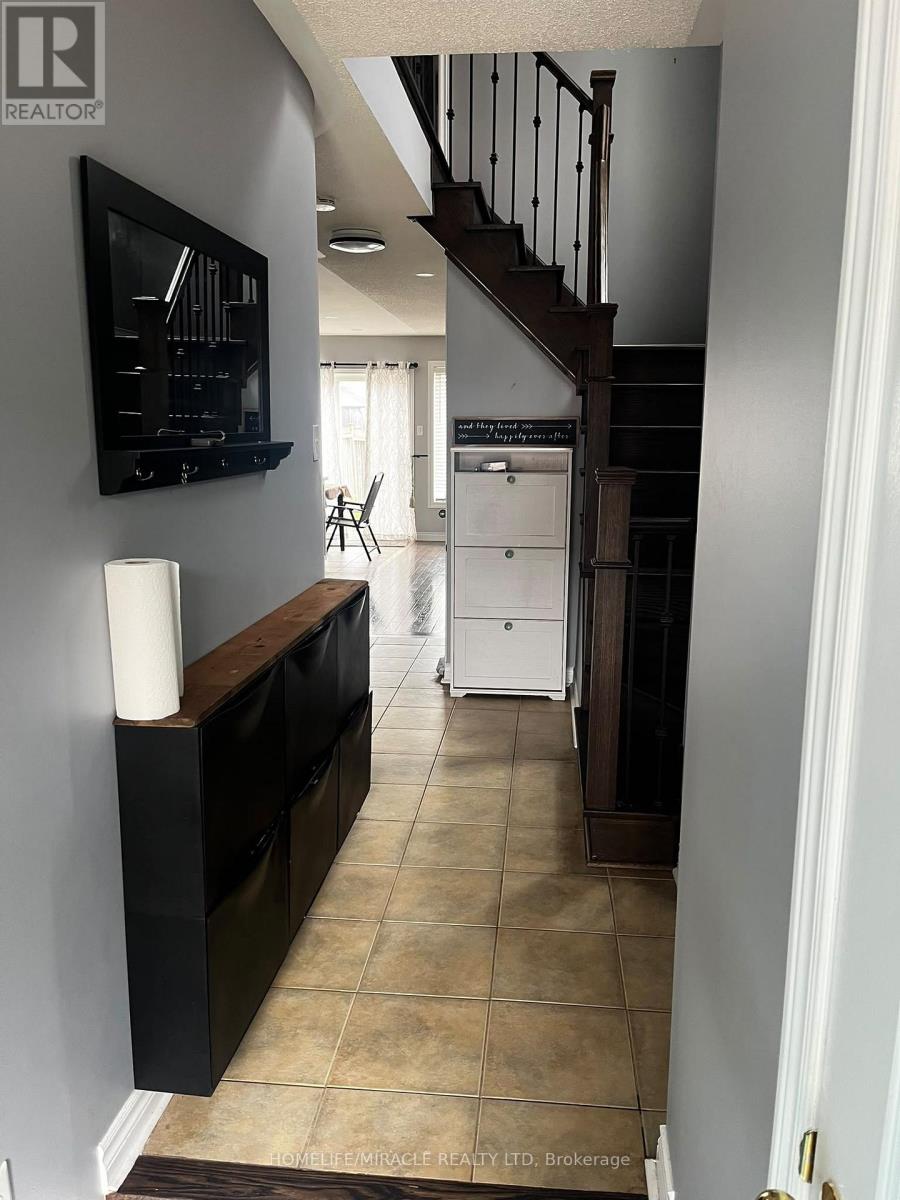 12 Gateway Court, Whitby, Ontario  L1R 3M9 - Photo 4 - E13840678
