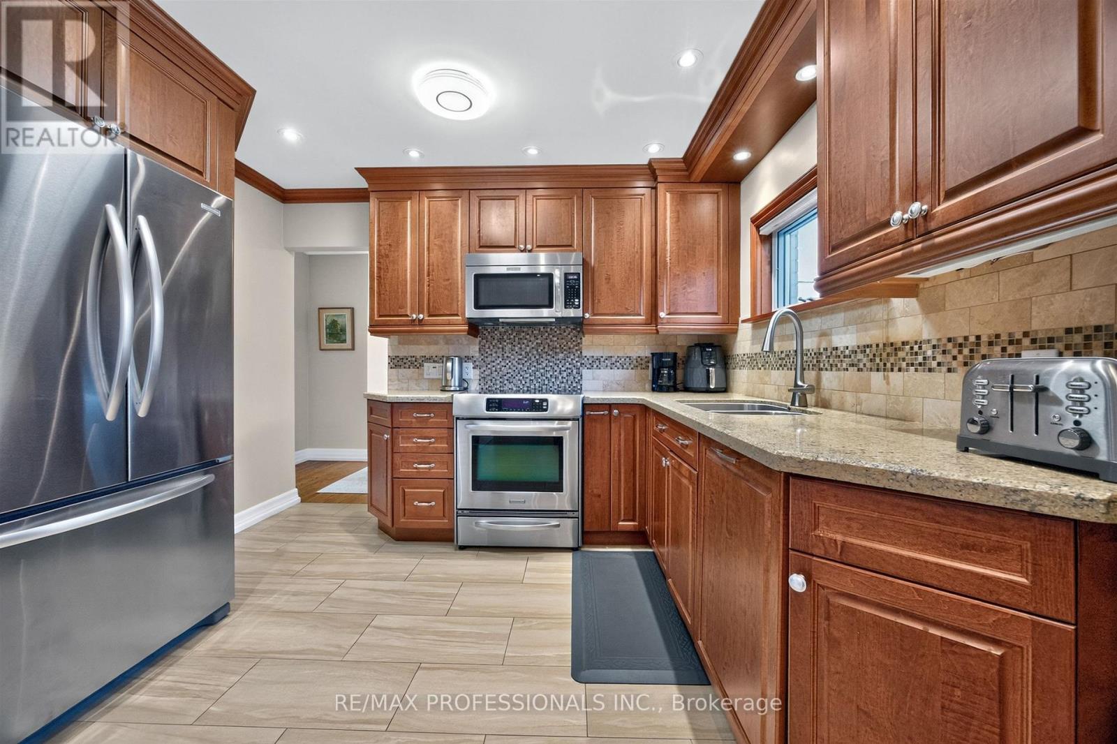 302 La Rose Avenue, Toronto, Ontario  M9P 1B9 - Photo 11 - W13840594