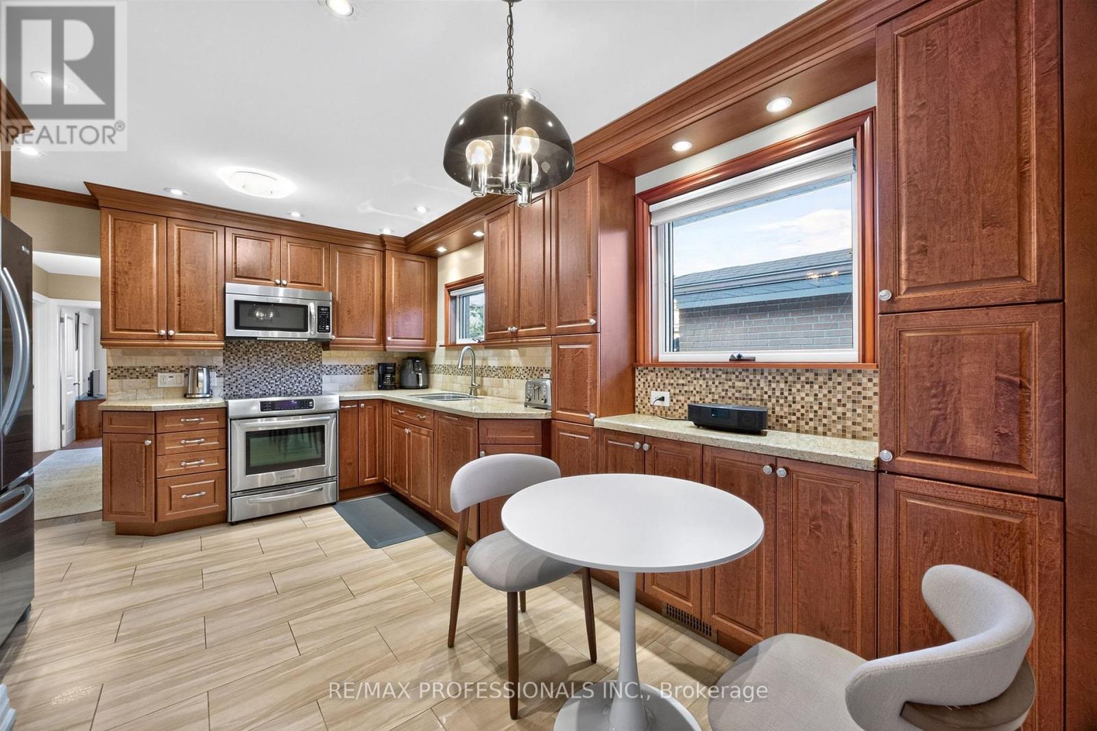 302 La Rose Avenue, Toronto, Ontario  M9P 1B9 - Photo 12 - W13840594
