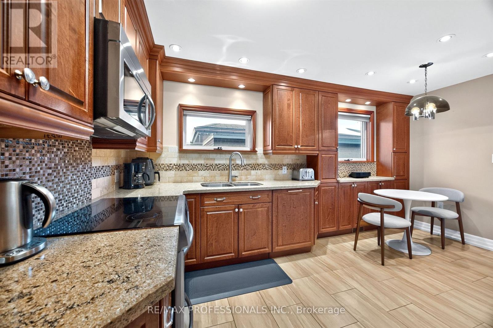 302 La Rose Avenue, Toronto, Ontario  M9P 1B9 - Photo 13 - W13840594