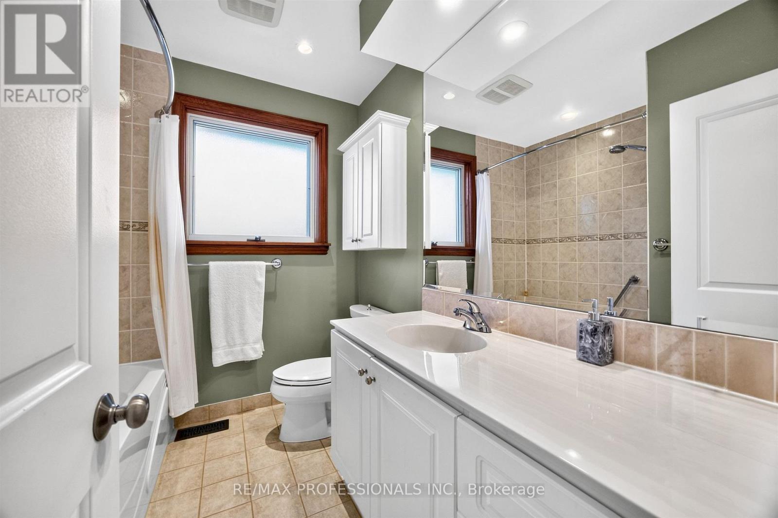 302 La Rose Avenue, Toronto, Ontario  M9P 1B9 - Photo 19 - W13840594