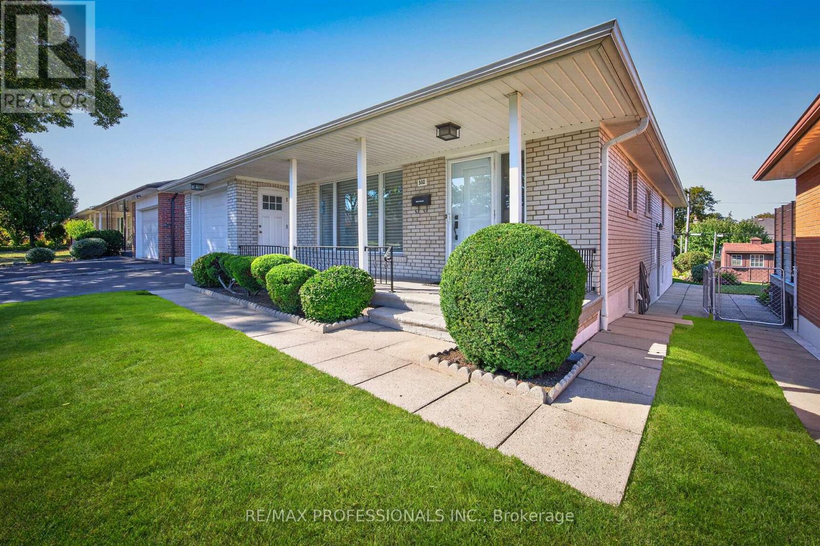 302 La Rose Avenue, Toronto, Ontario  M9P 1B9 - Photo 3 - W13840594